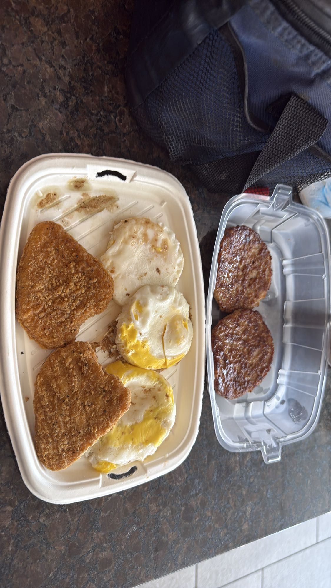 3 œufs avec deux poules et deux saucisses à déjeuner