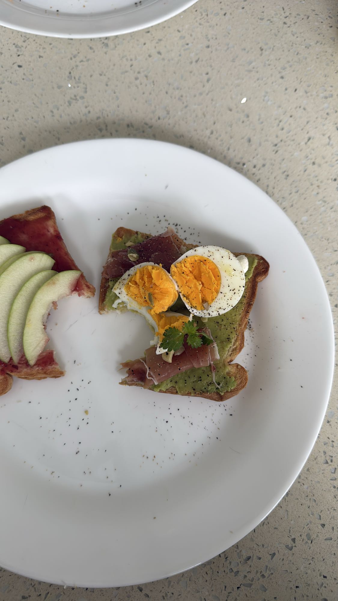 Tostada con huevo y jamón