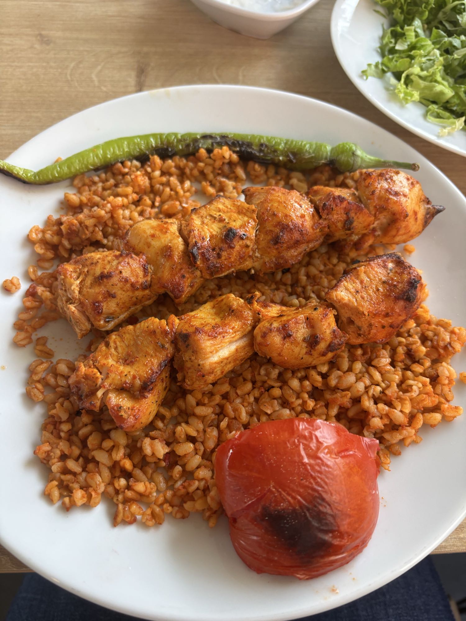 Tavuk şiş ve bulgur