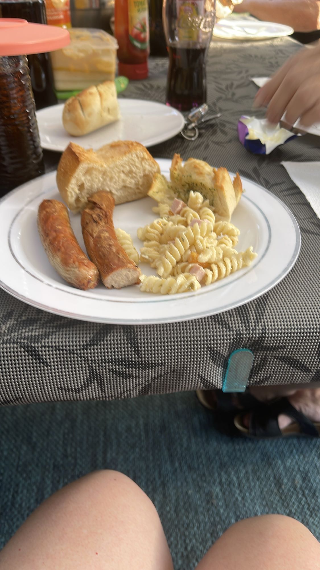 Grillteller mit Nudelsalat