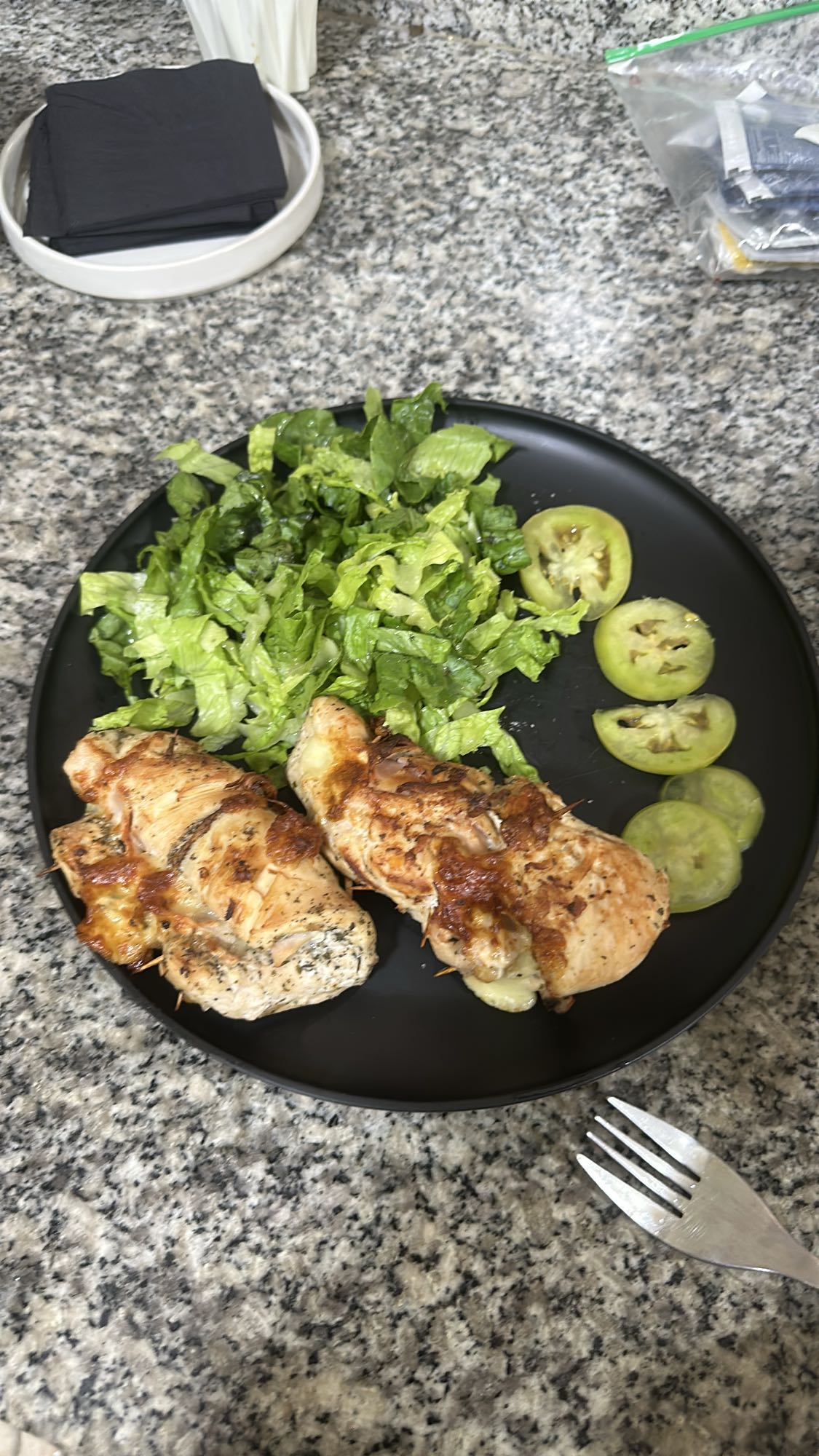 Pollo relleno con ensalada