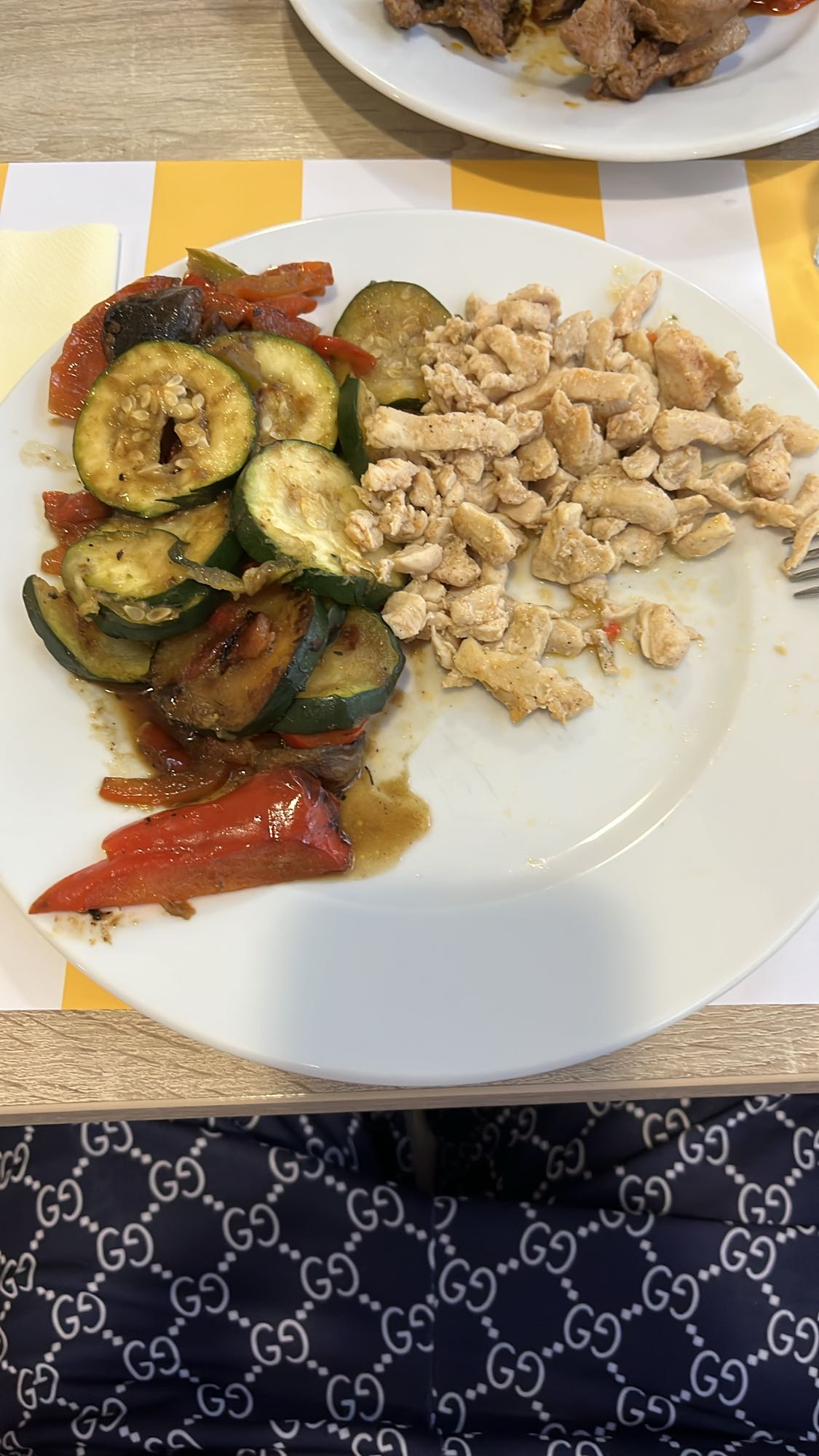 Pollo con verduras salteadas