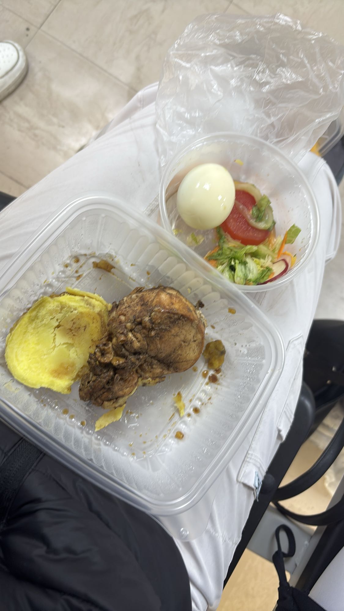 Pollo con huevo y ensalada