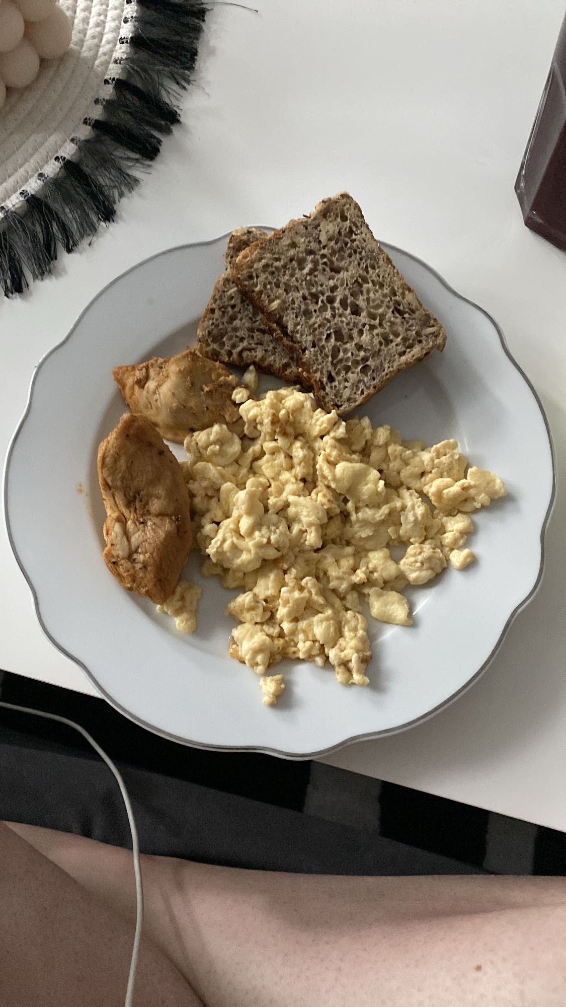 Яєчня з куркою та хлібом