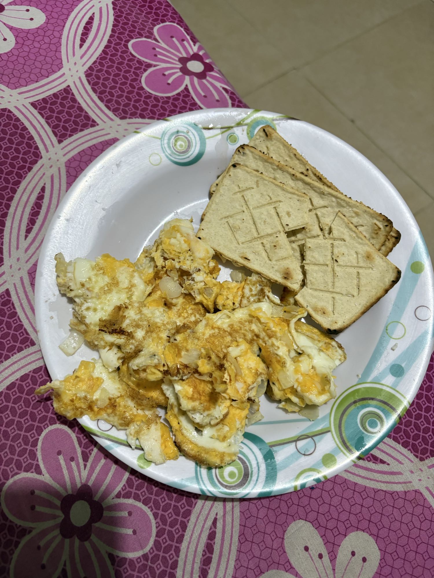 Huevos revueltos con galletas