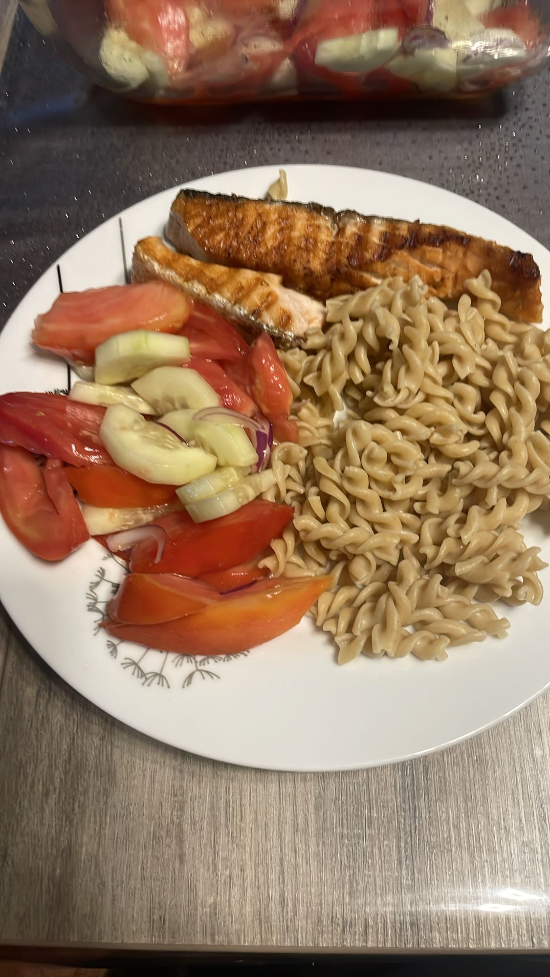 Saumon, pâtes et salade