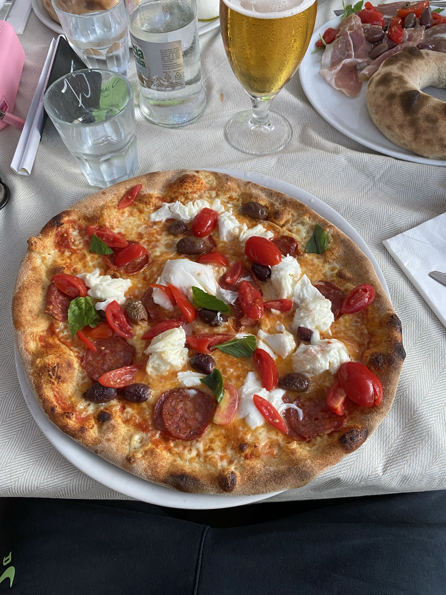 Pizza con salame e pomodorini