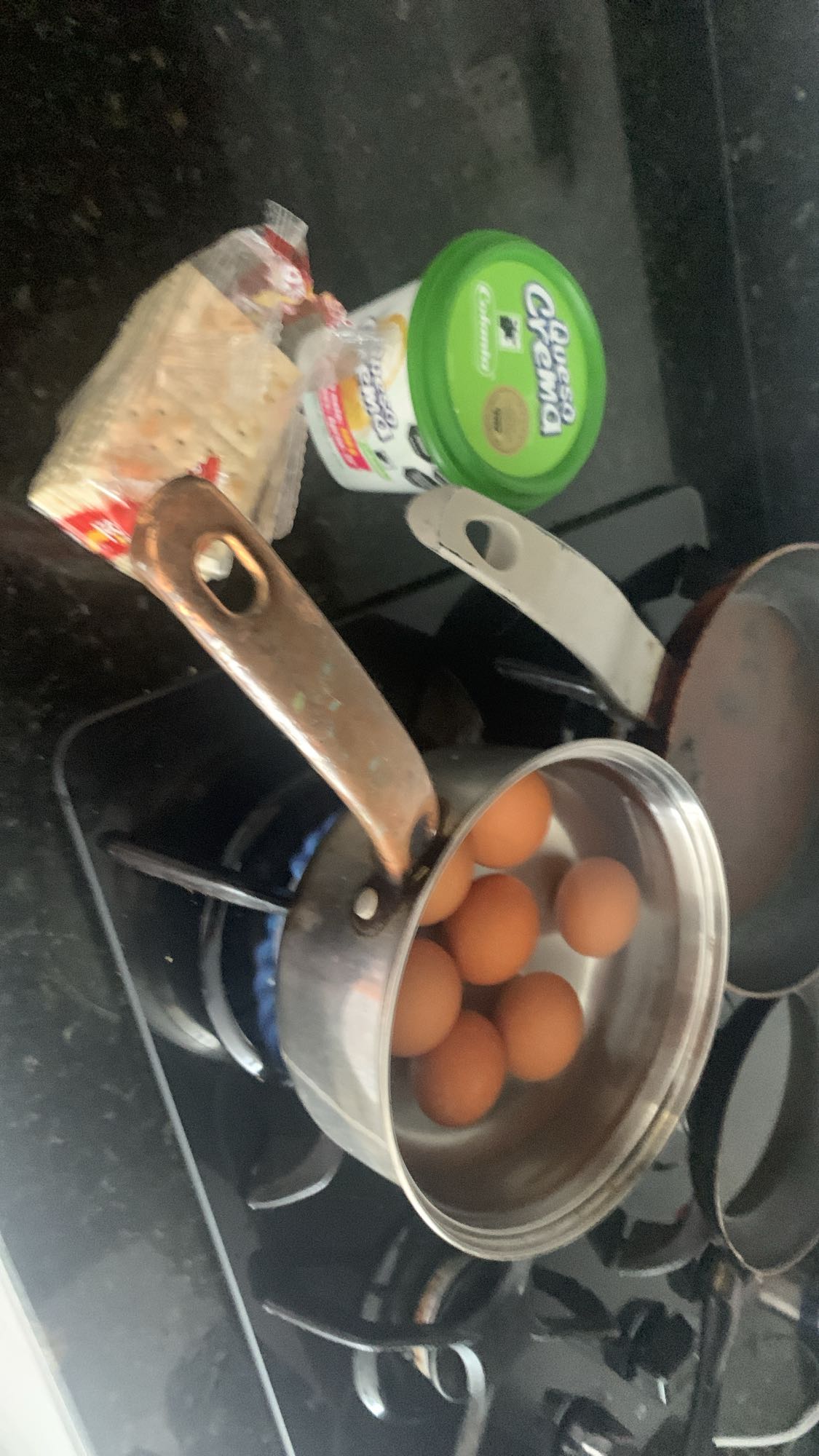 Huevos con galletas y queso