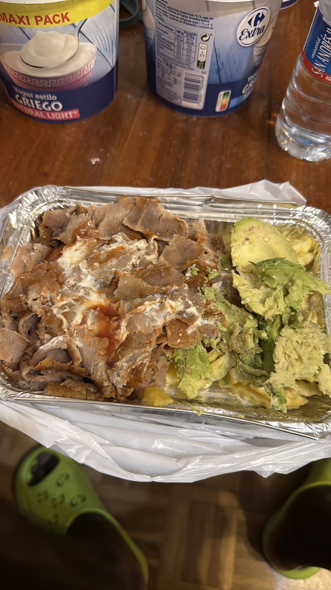 Plato de carne con aguacate