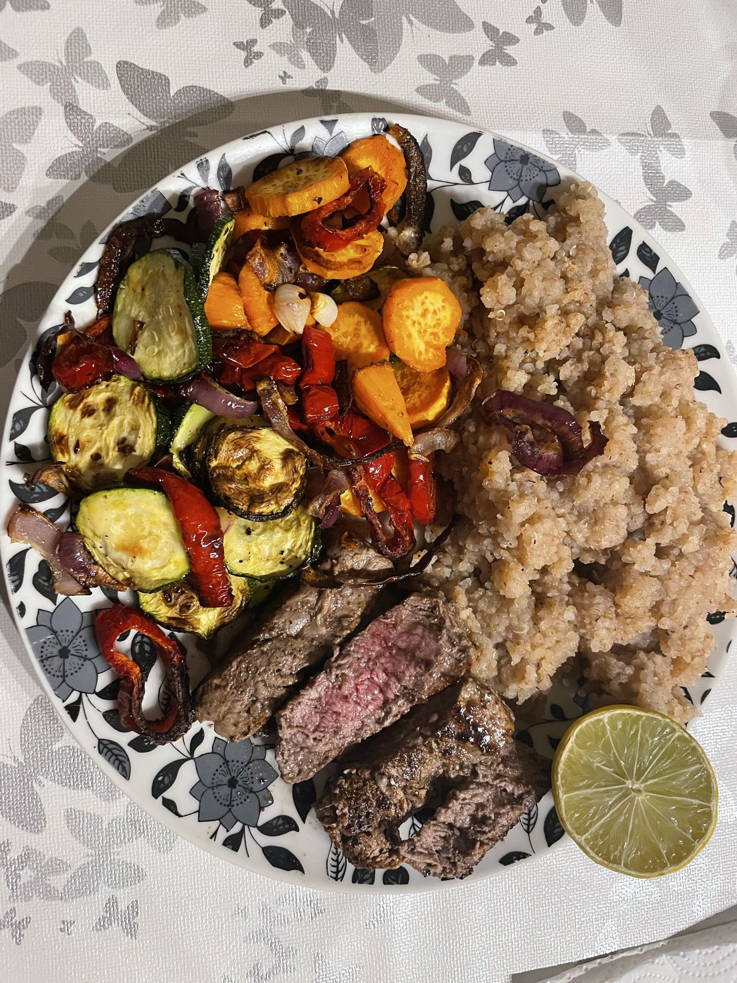 Rindsfilet mit Quinoa und Gemüse