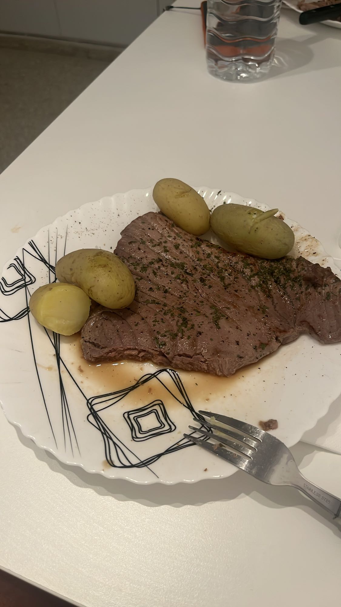 Filete de atún rojo con papas cocidas