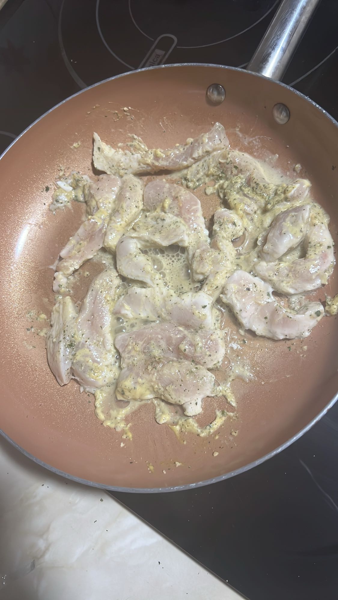 Pollo marinado sartén