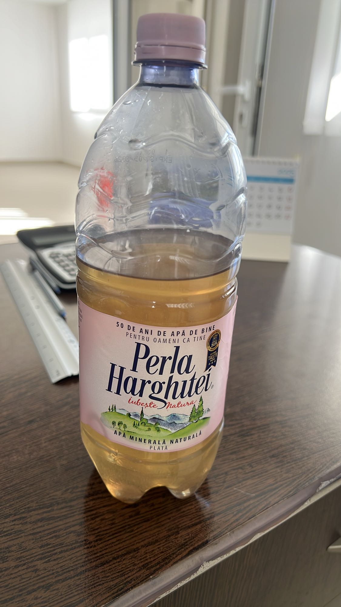 Apă minerală plată