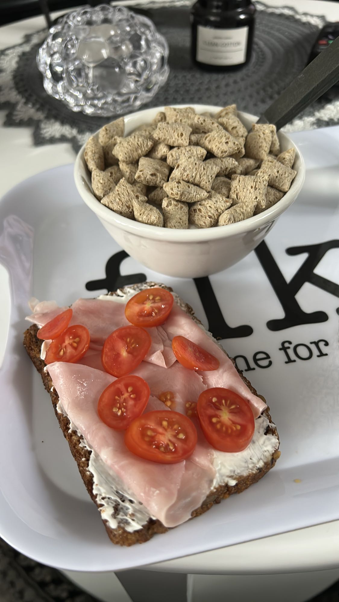 Frukost med skinka och flingor