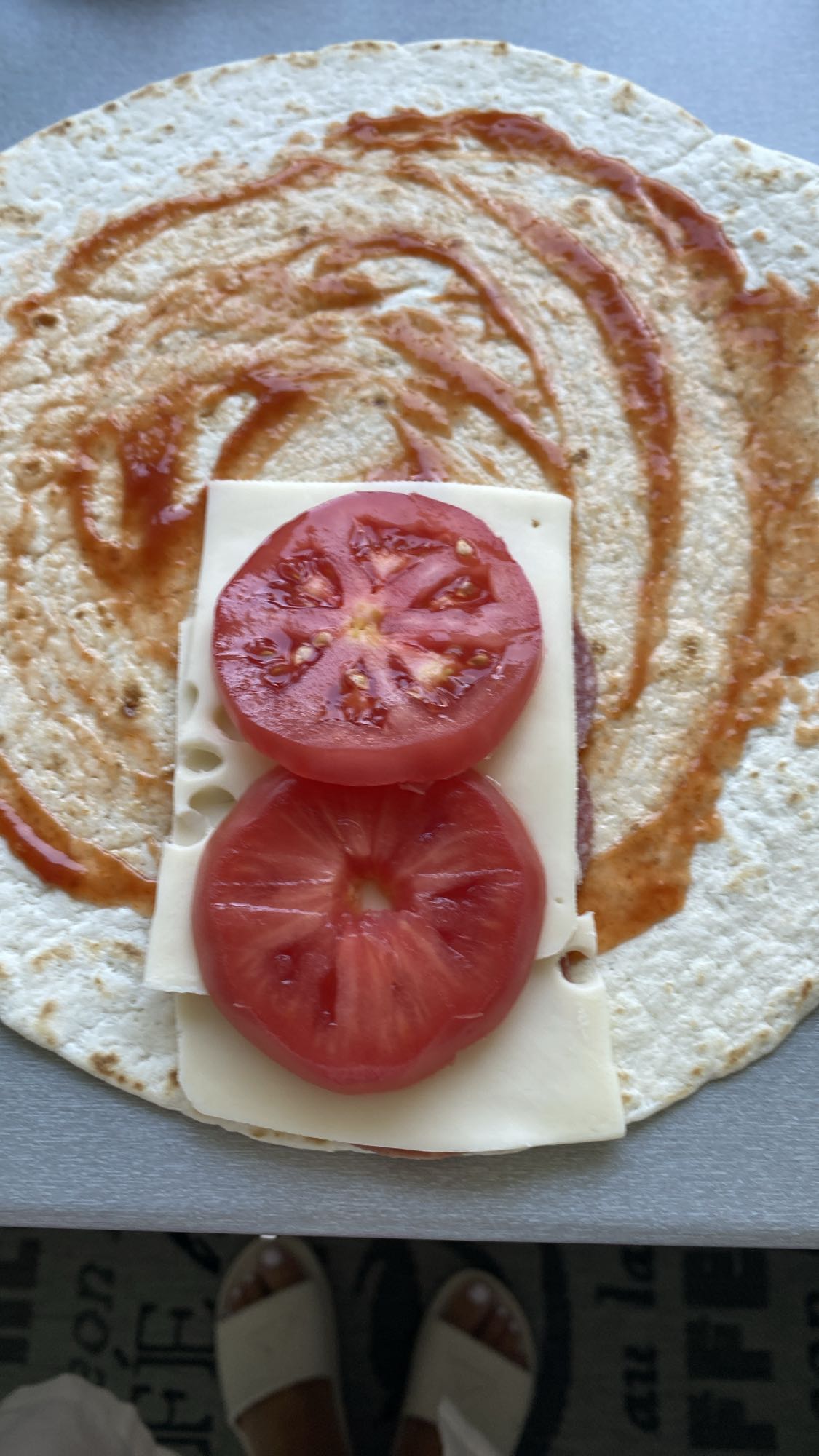 Wrap z serem i pomidorem