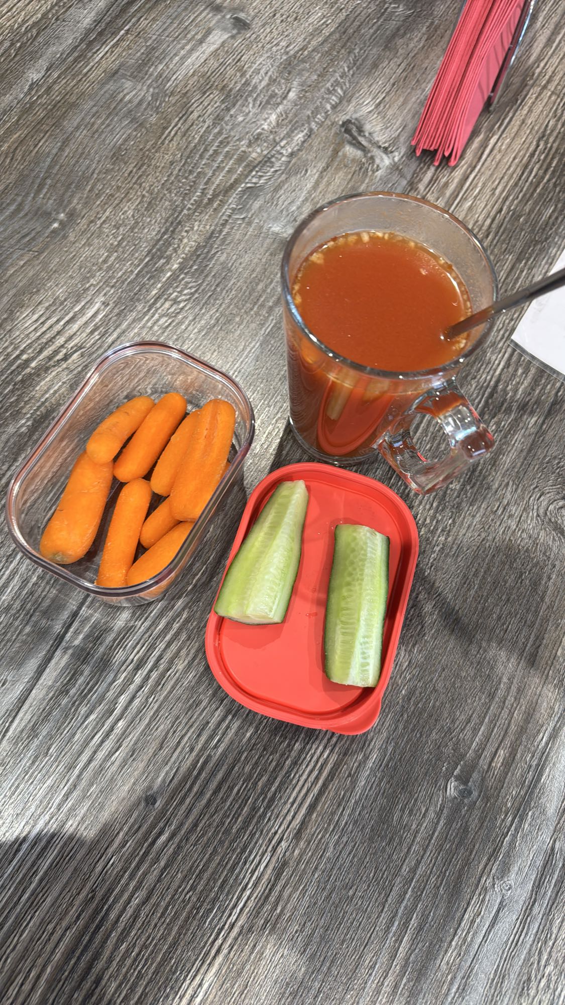 Groentesnack met tomatensap