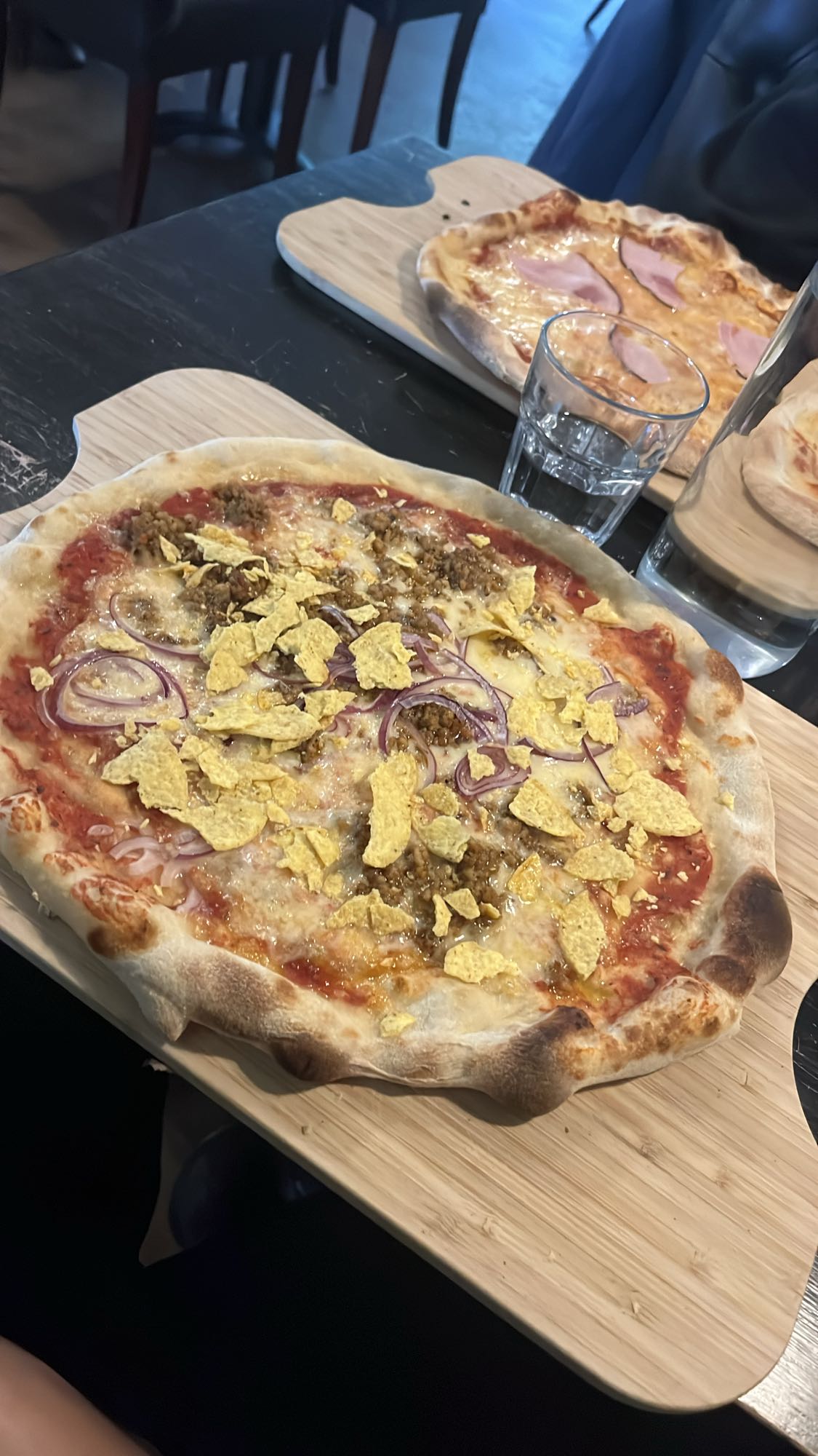 Tacopizza med lök & chips