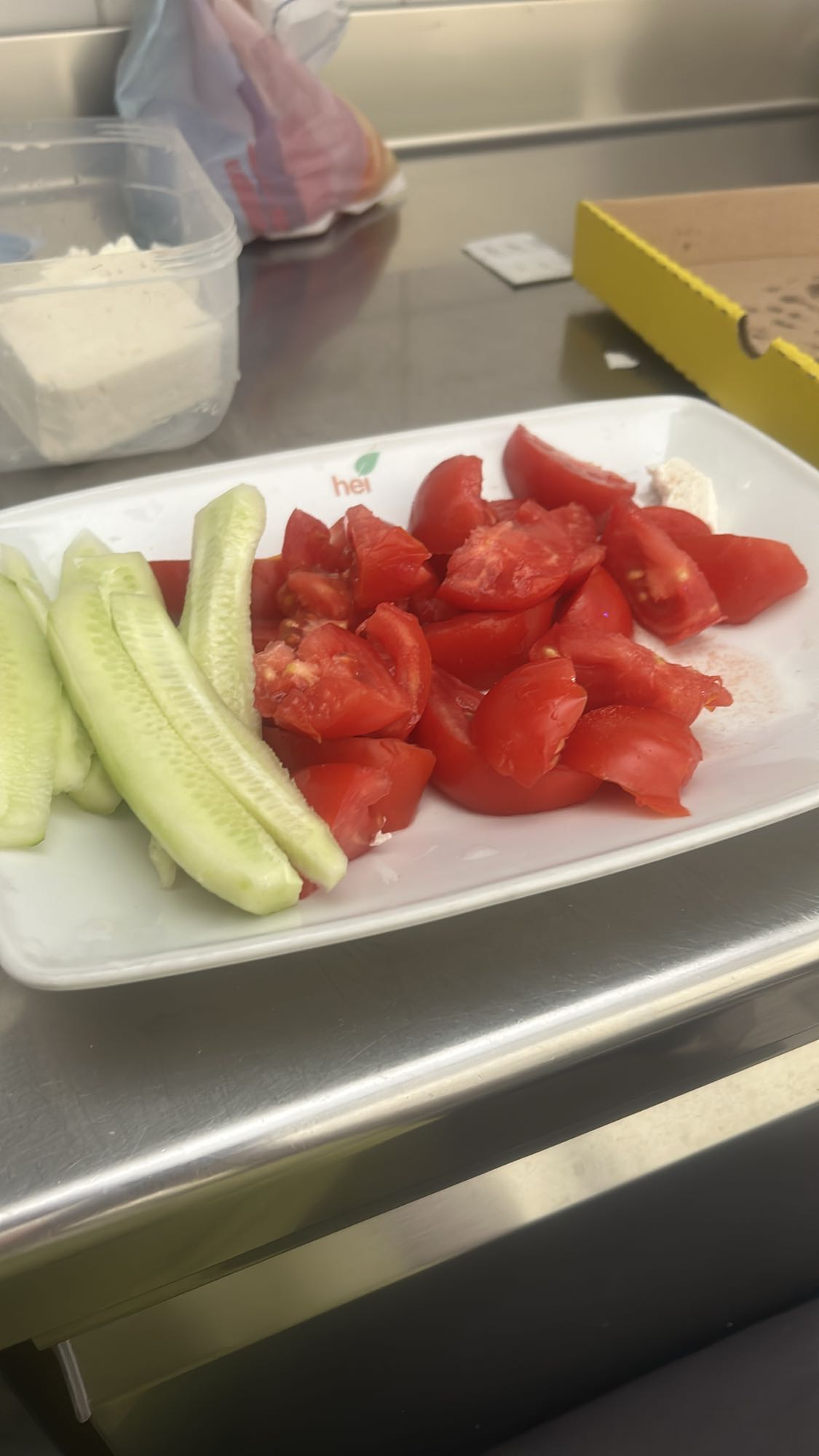 Salată roșii castraveți brânză