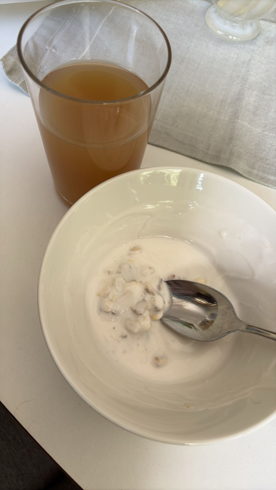 Filmjölk med müsli och juice