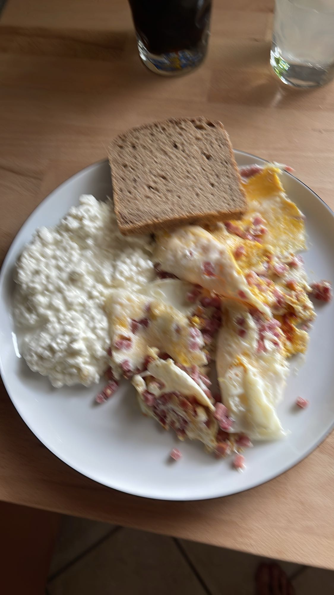 Eier mit Hüttenkäse und Brot