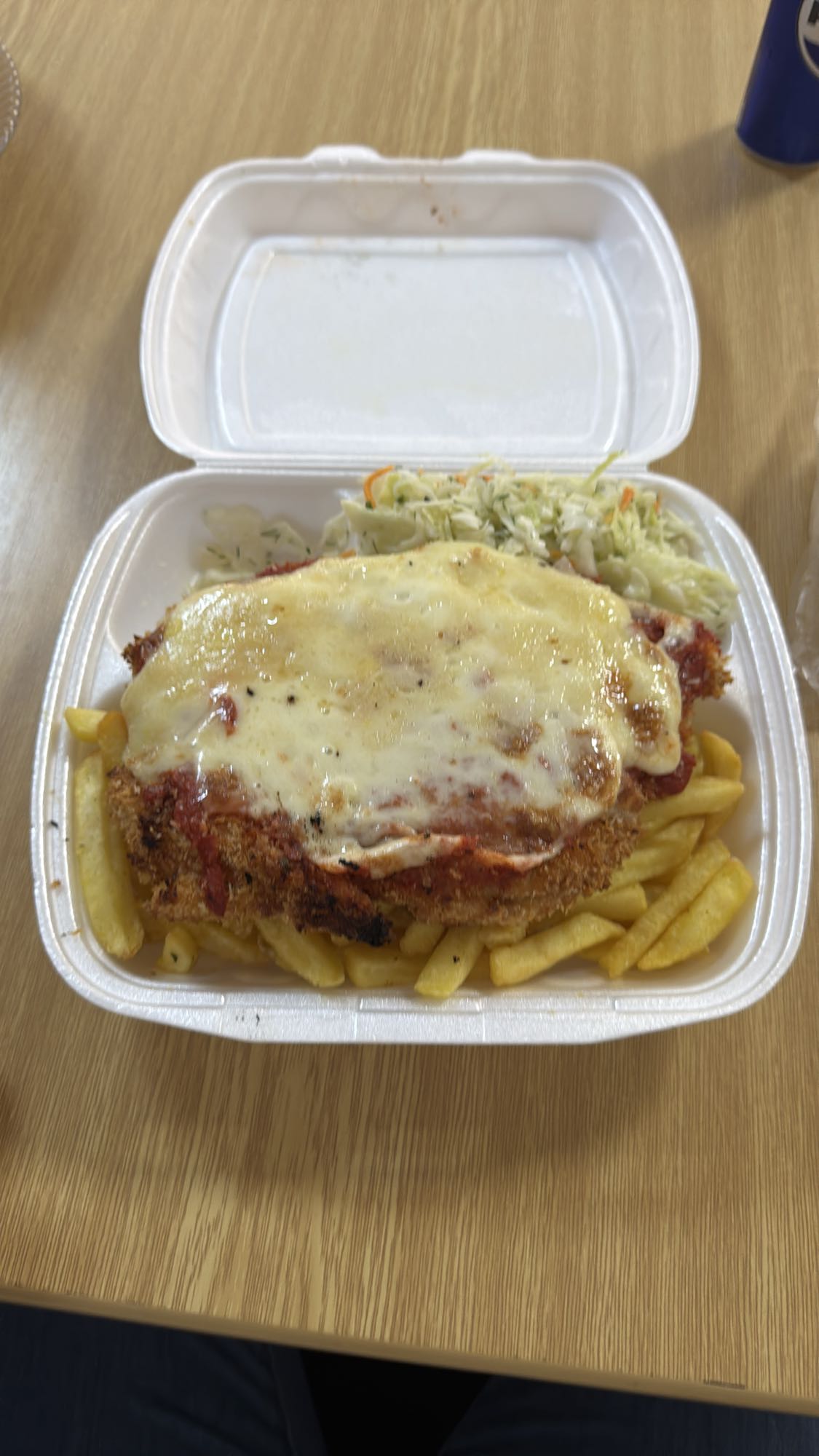 Șnițel cu cartofi și salată