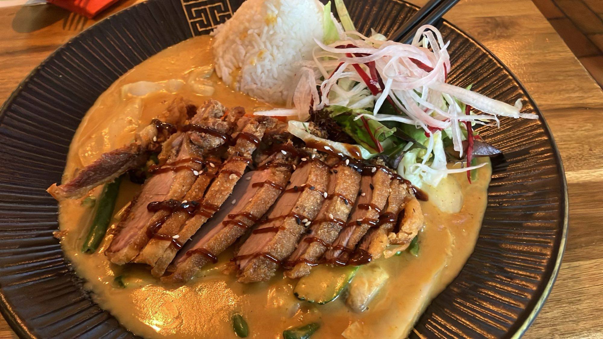 Pato ao curry com arroz