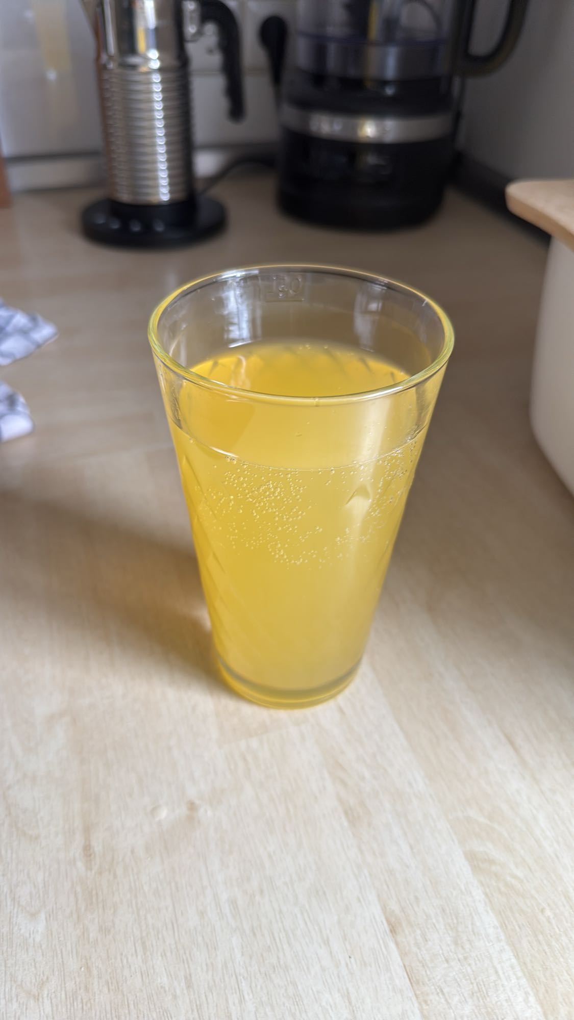 Wasser mit Orangenlimonade
