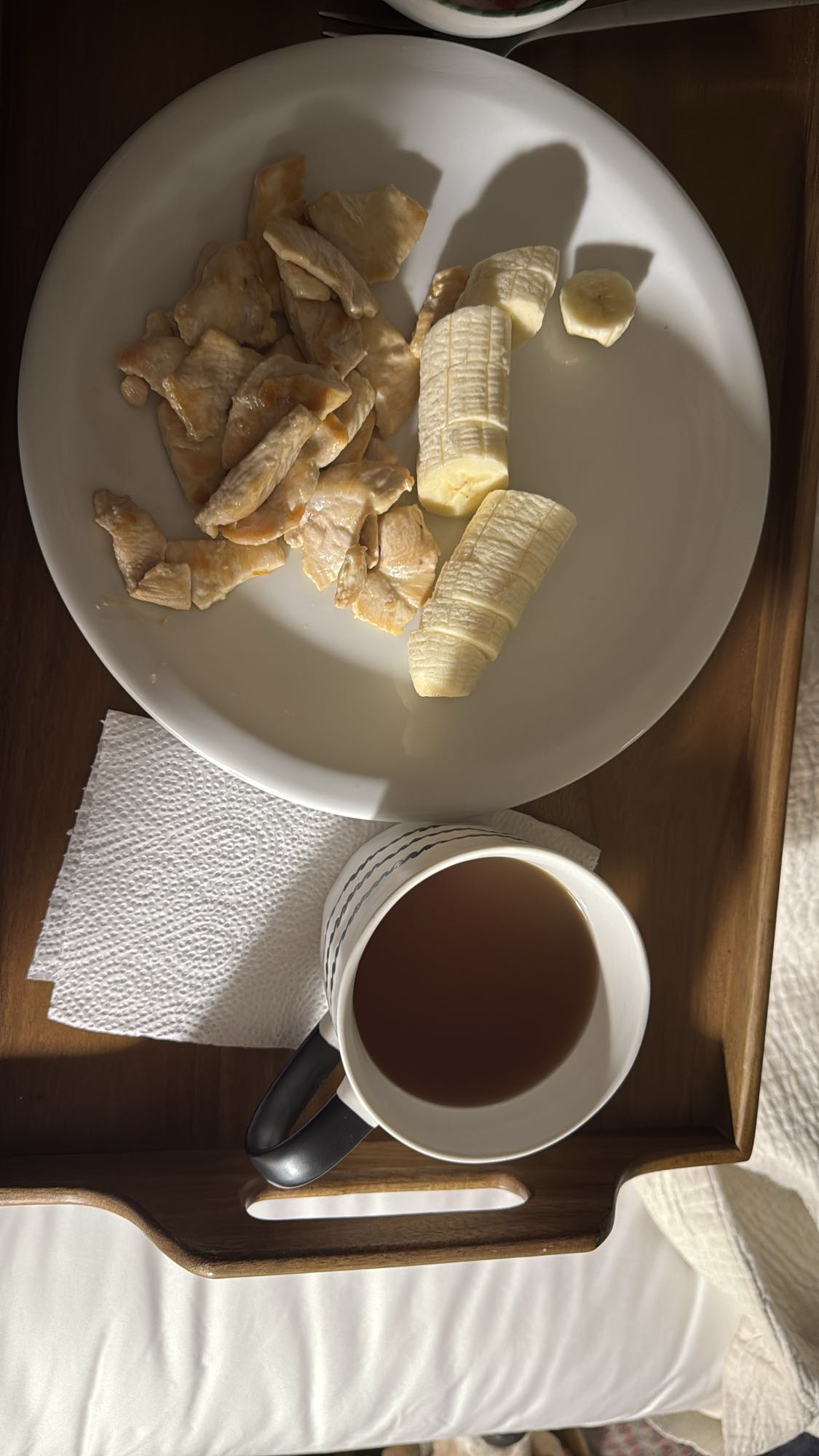 Pollo con plátano y té