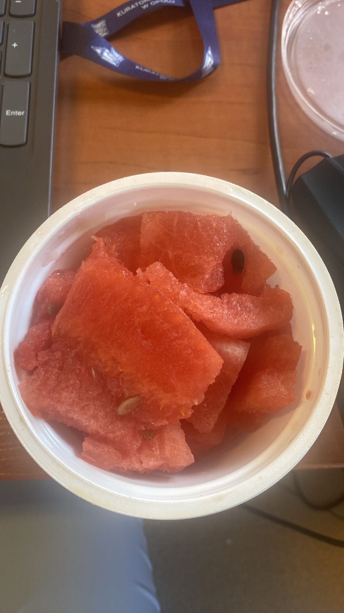 Kawałki arbuza w kubku