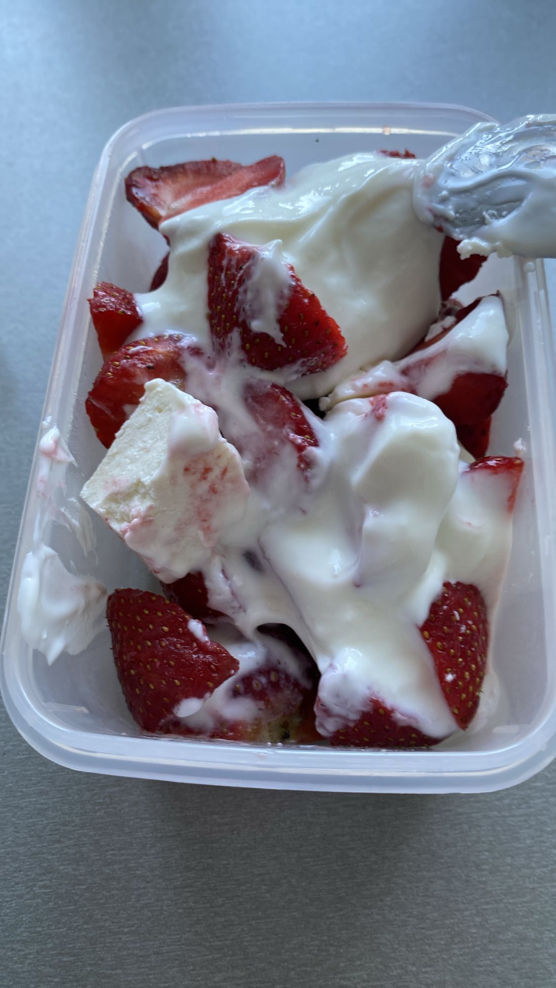 Truskawki z jogurtem i twarogiem