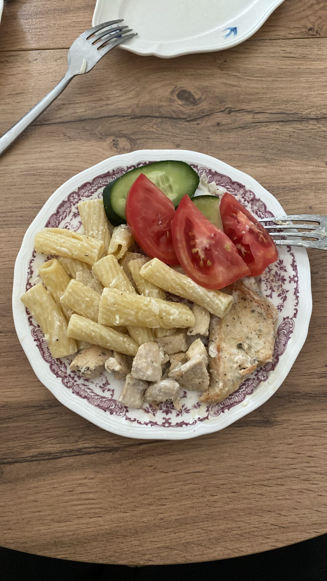 Курица с макаронами и овощами