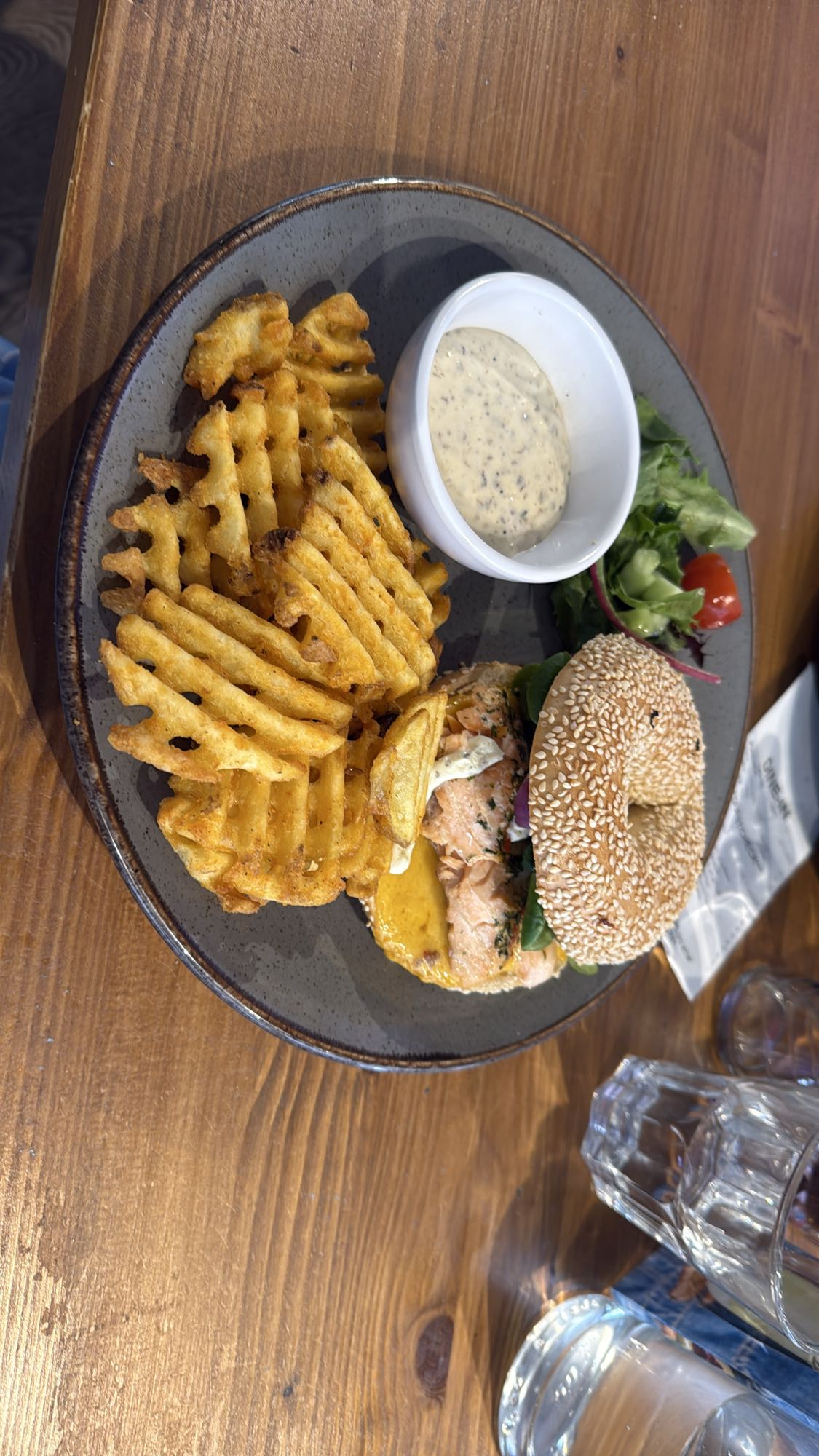 Zalm bagel met wafelfriet