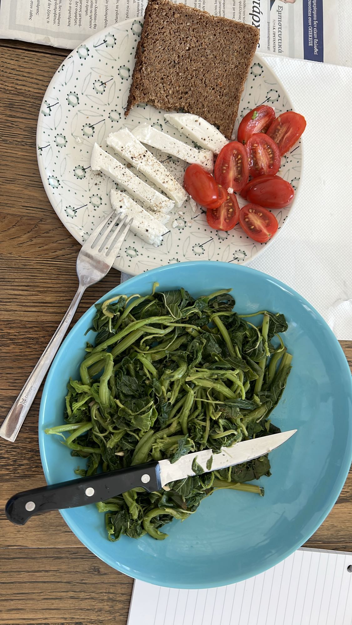 Χόρτα με φέτα και ψωμί