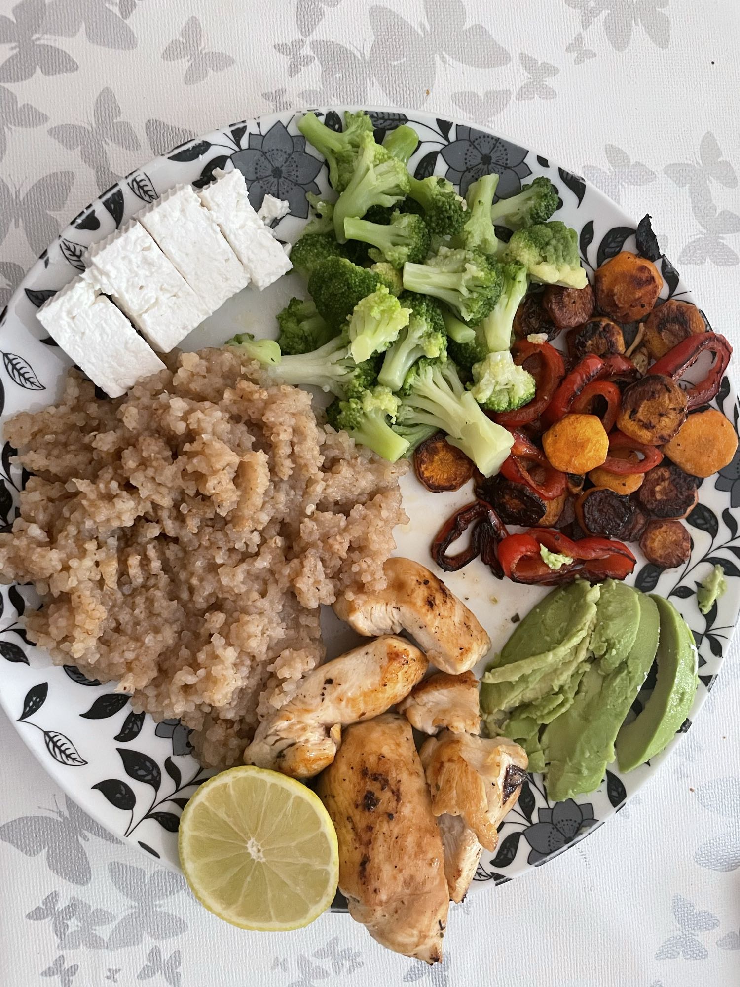 Hähnchenbrust mit Quinoa, Gemüse und Ziegenkäse