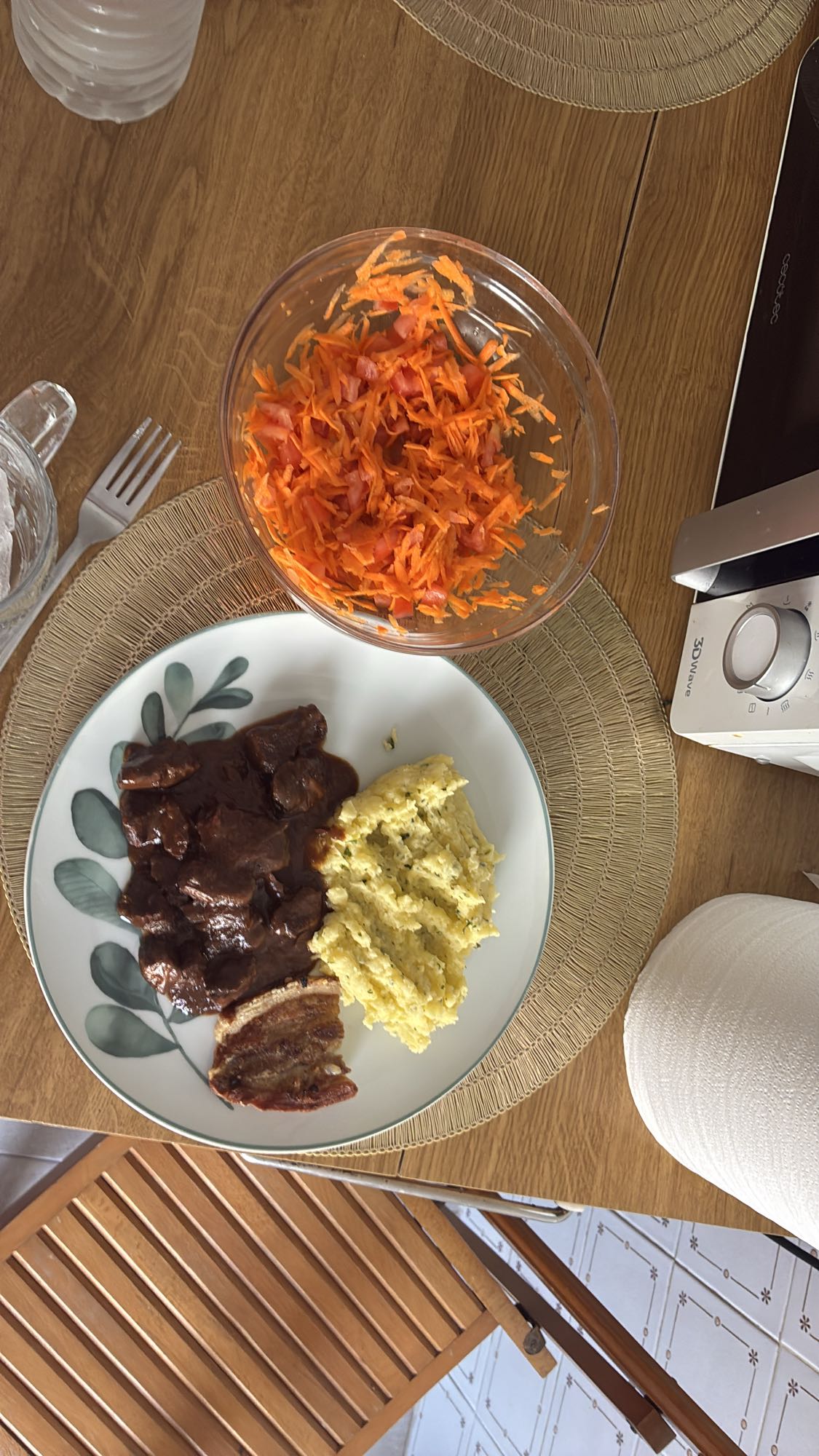 carne con puré y ensalada