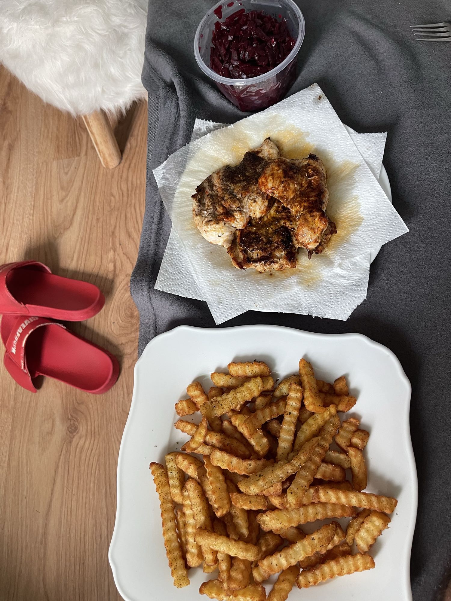 Kurczak, frytki i buraczki