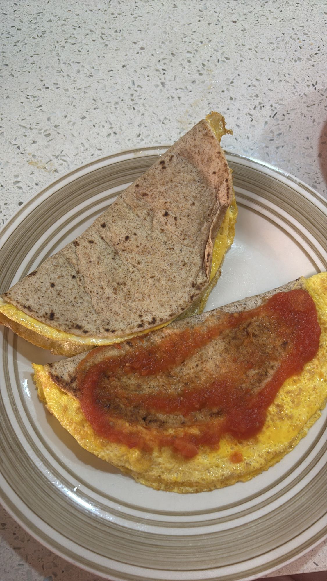 Tortilla con huevo y salsa
