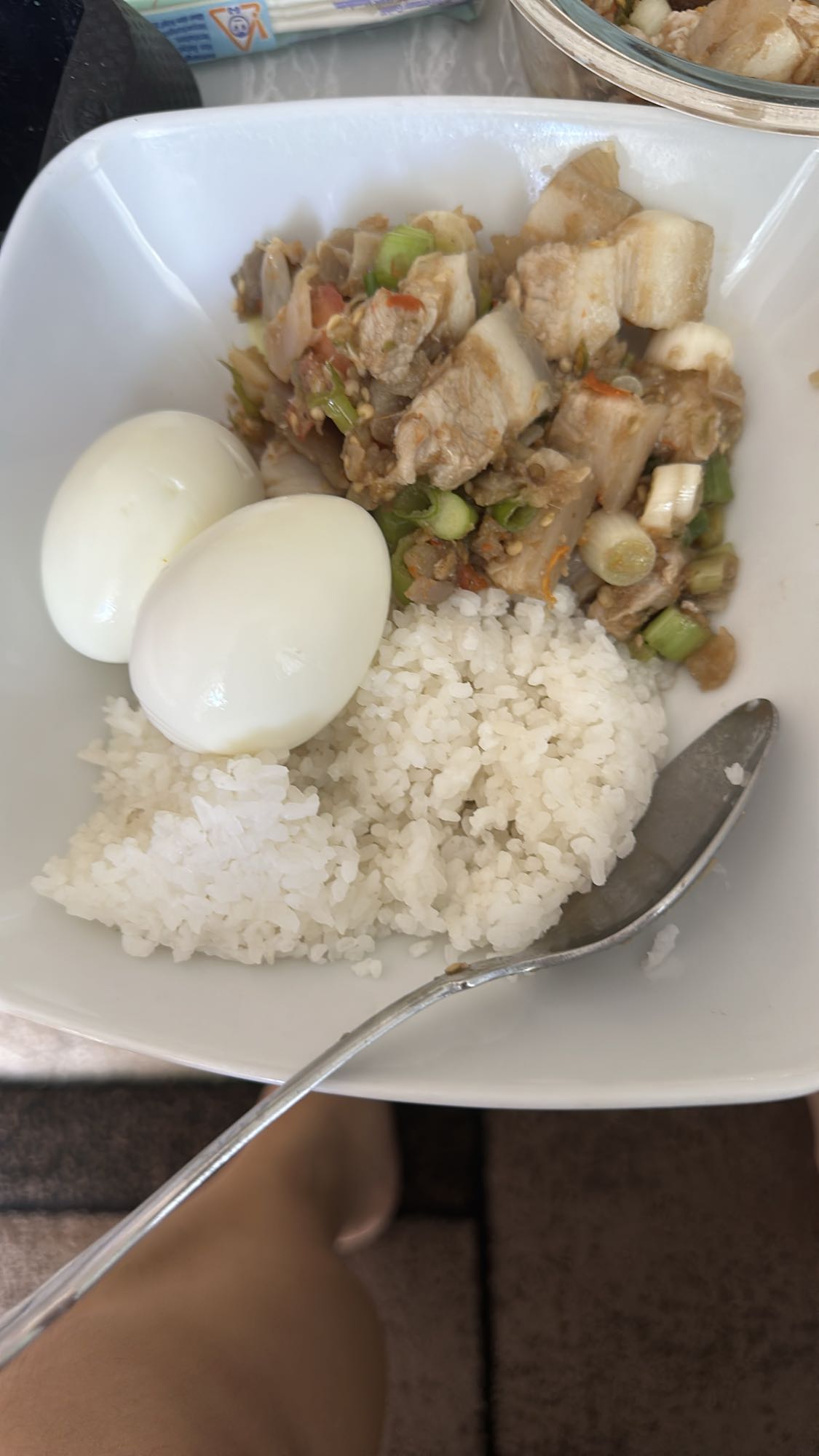 Nasi, telur, dan babi