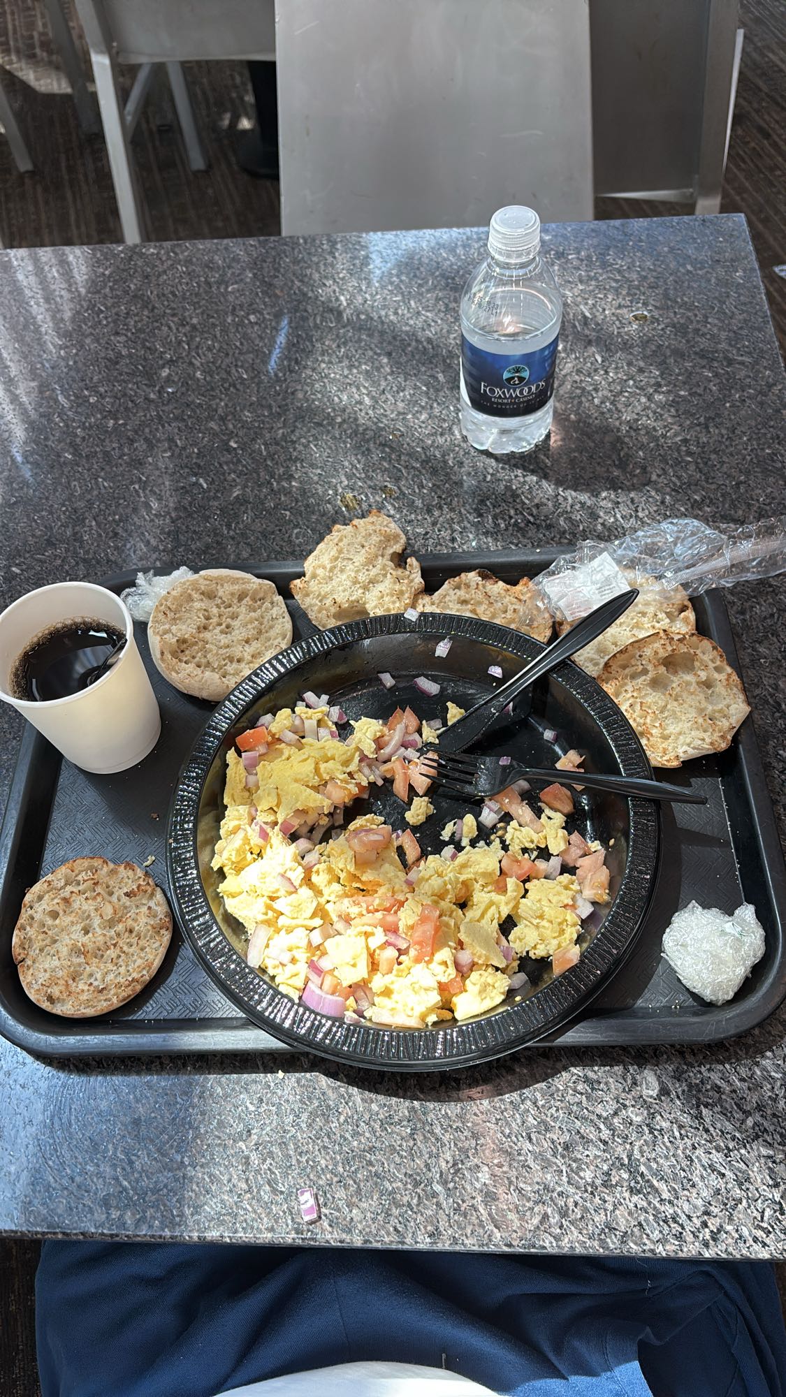 Desayuno con huevos revueltos