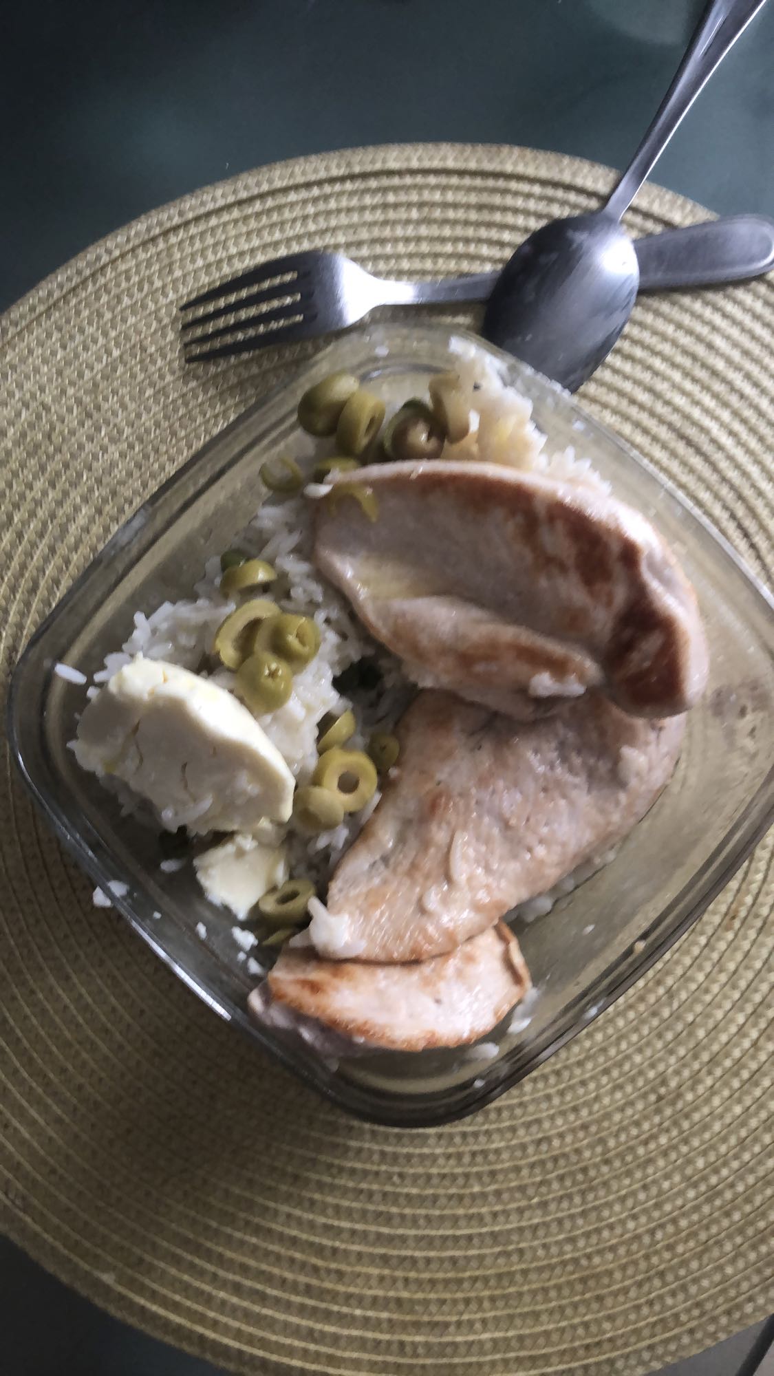 Poulet, riz, olives, fromage