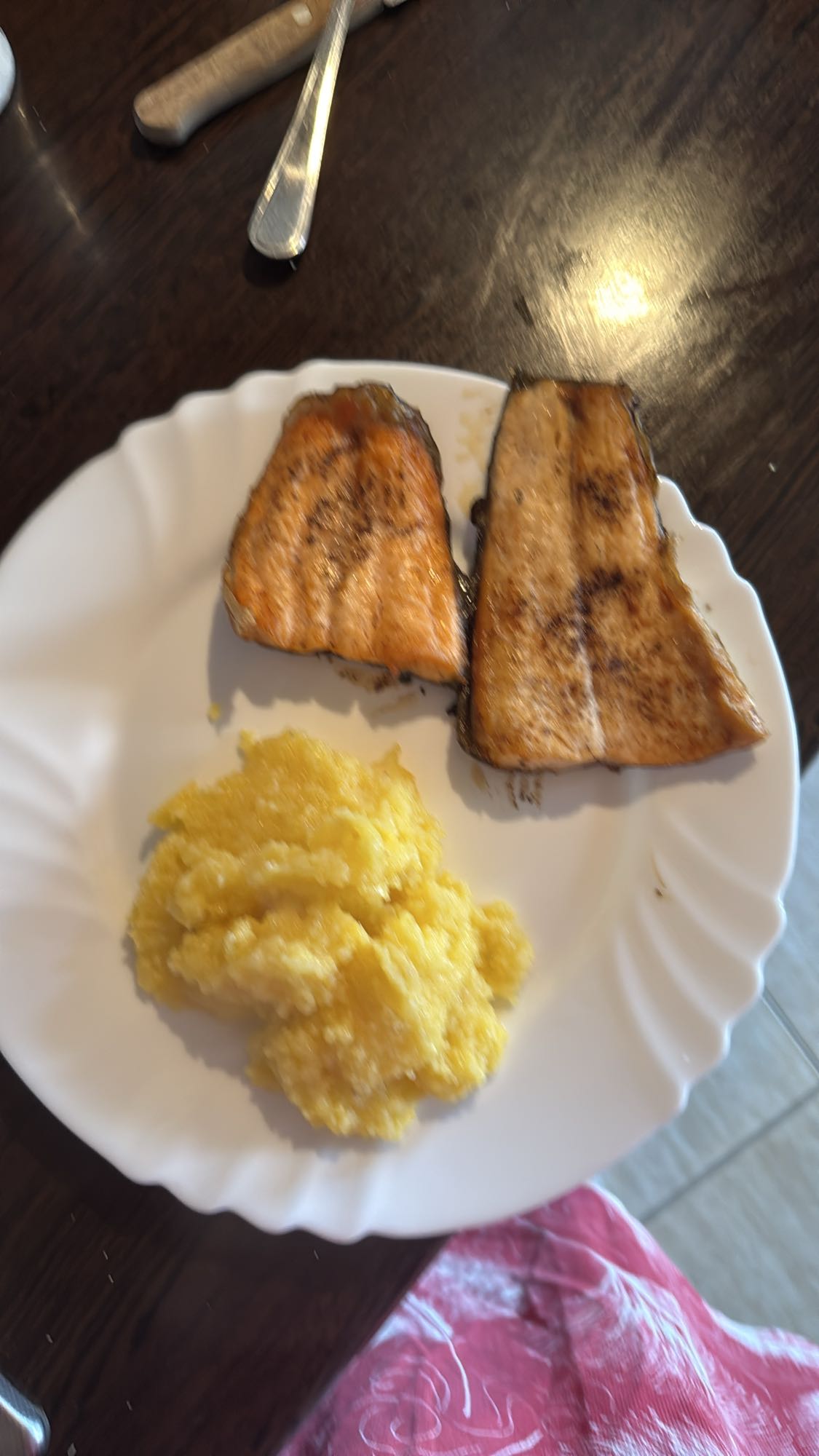 Păstrăv cu mămăligă