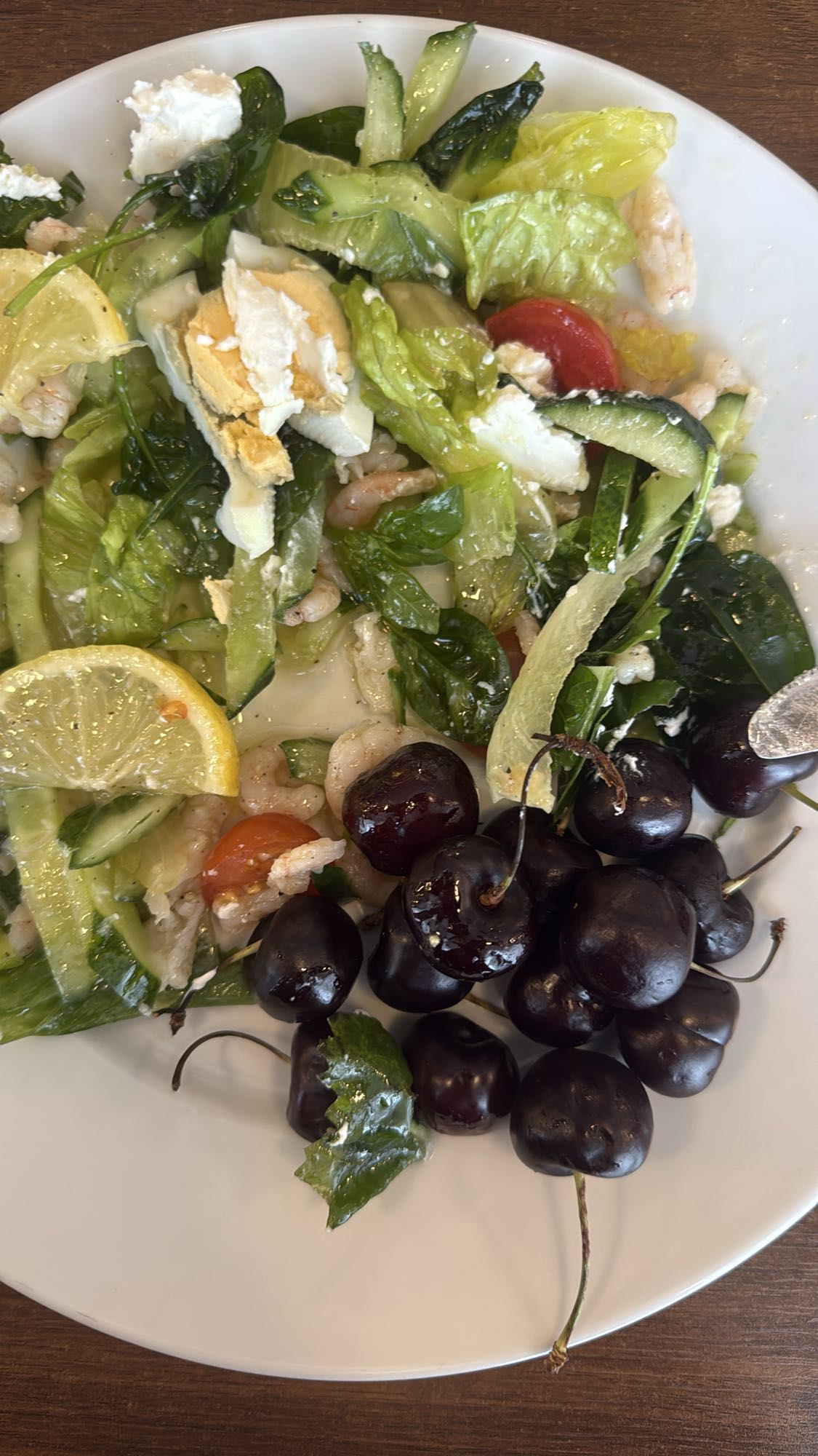 Salată cu creveți și cireșe