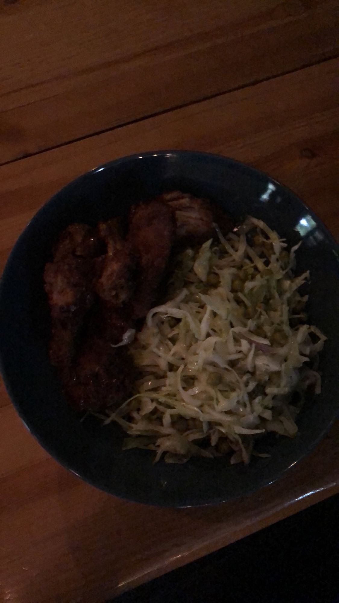 Куриные крылышки с салатом