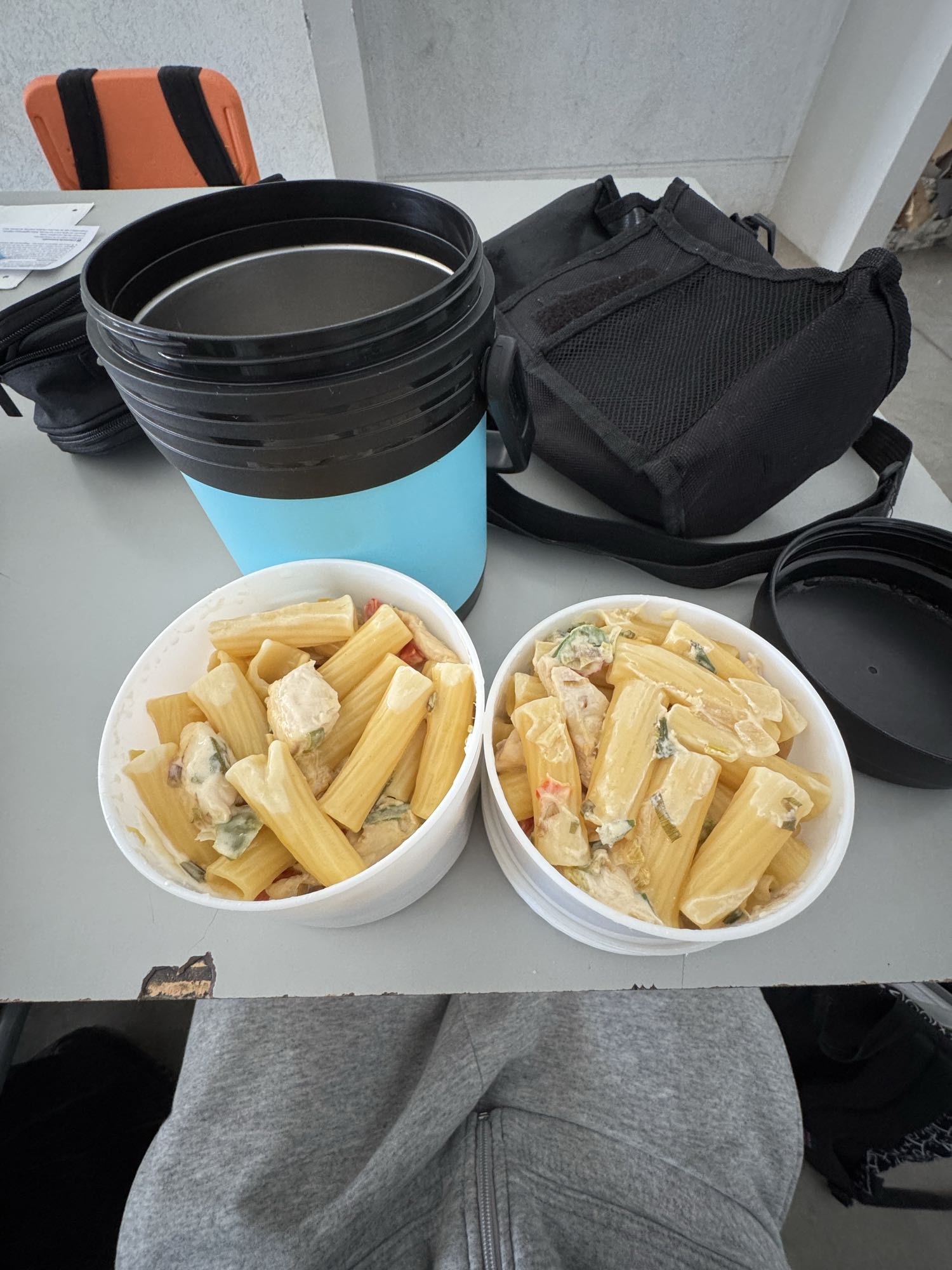 Pasta con carne, brócoli y crema