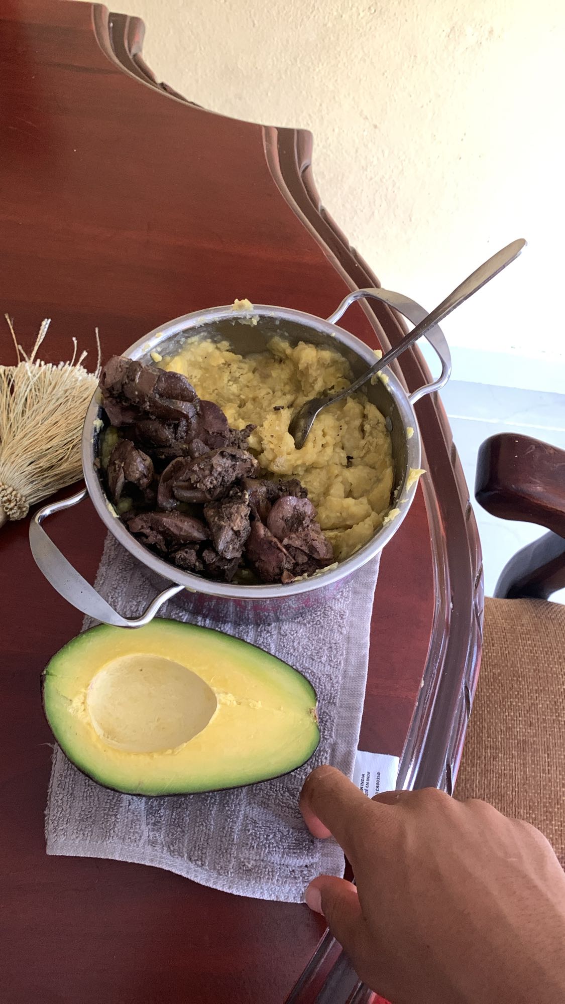 mangú con hígado y aguacate