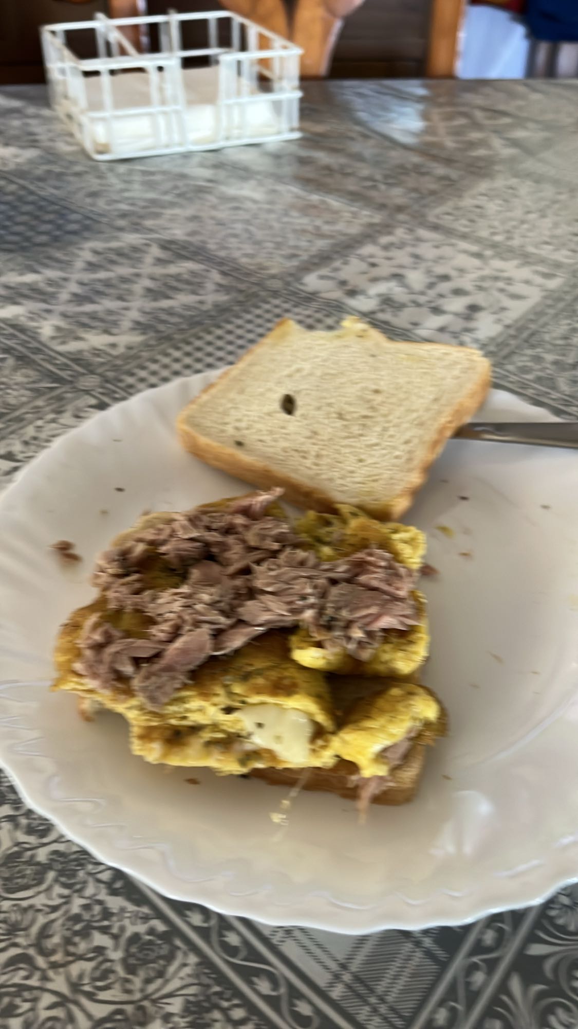 Sándwich de atún y huevo