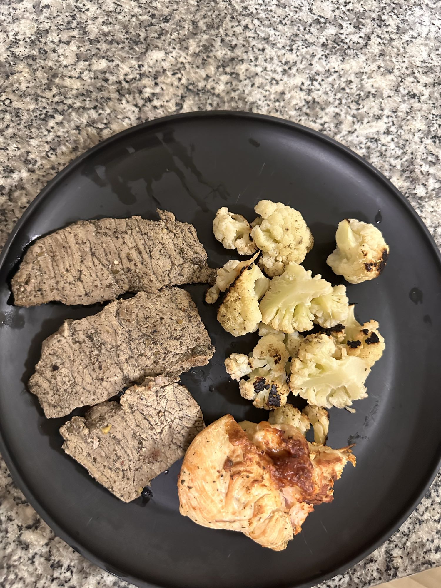 Carne con coliflor y pan