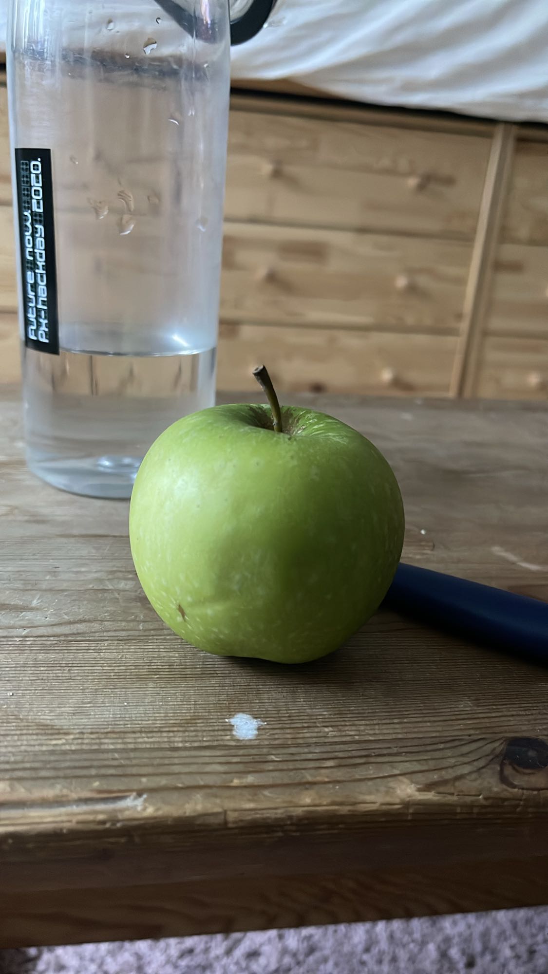 Grönt äpple och vatten
