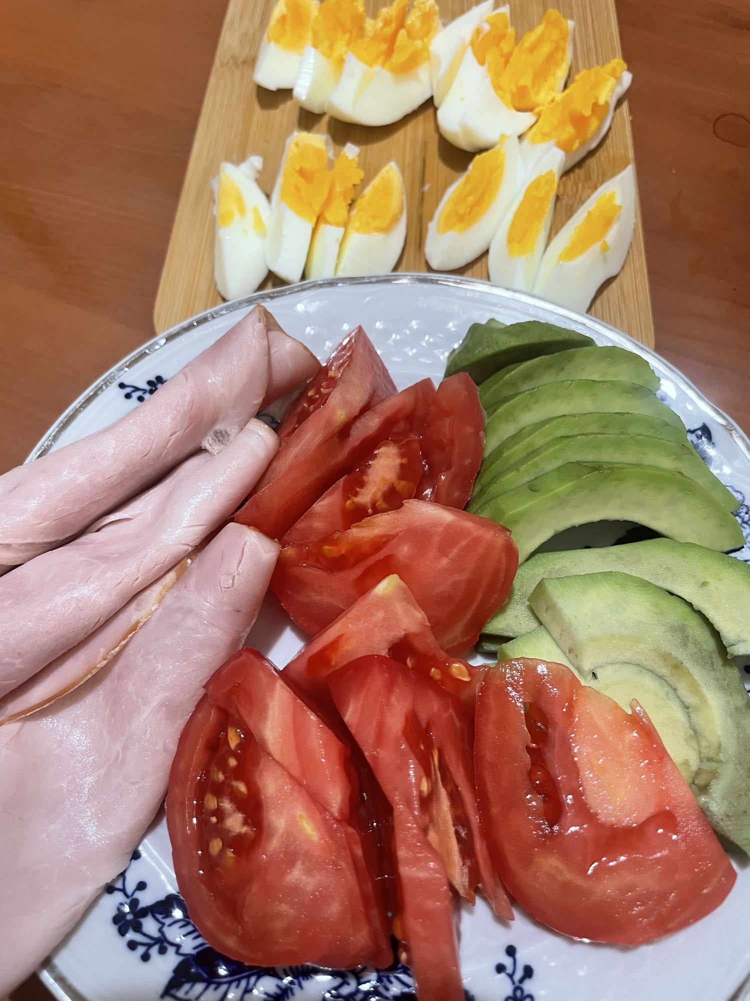 Mic dejun cu ou, avocado, șuncă