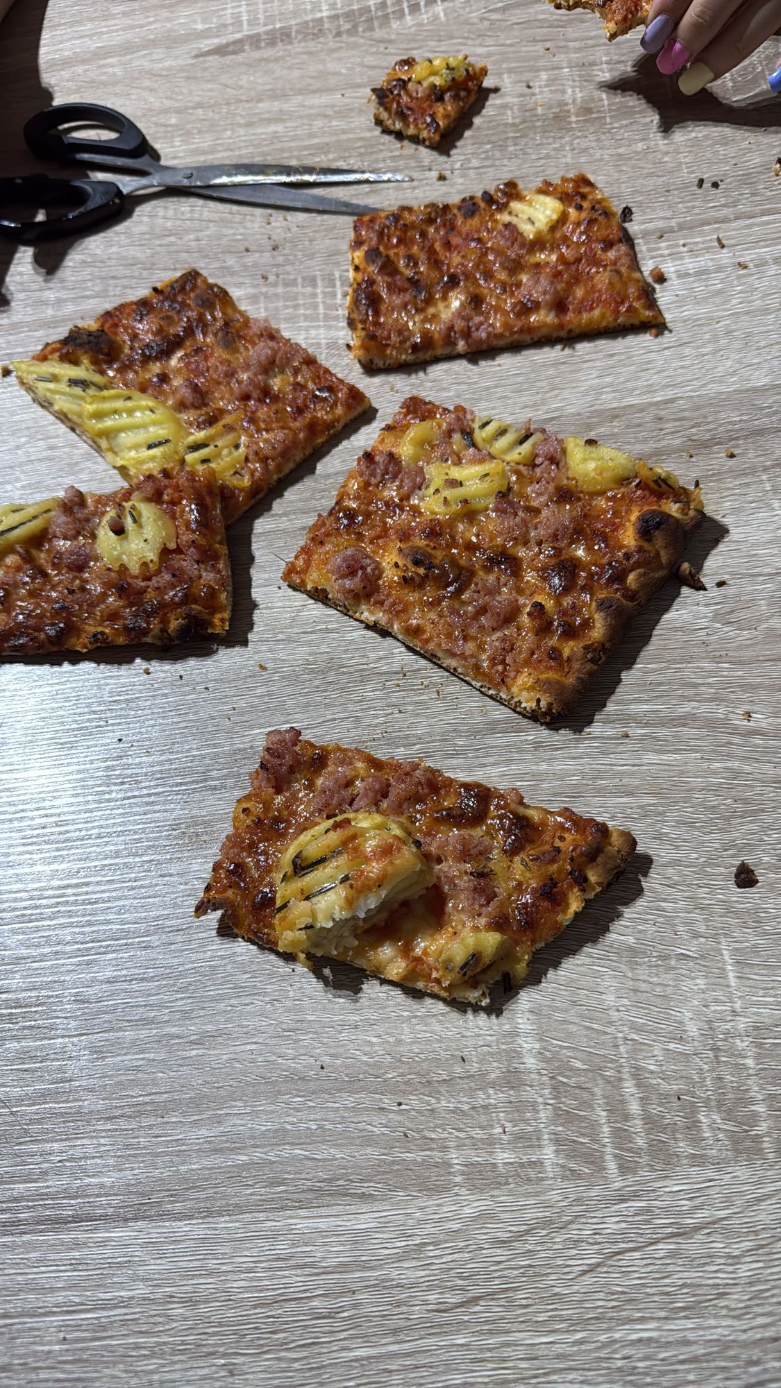 Pizza cu ananas și carne
